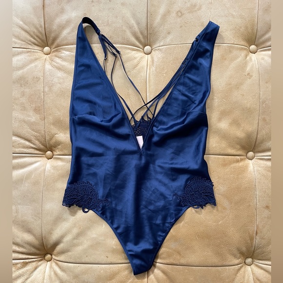 NWT Victoria’s Secret dragon navy bodysuit thong halter size small - Picture 3 of 5
